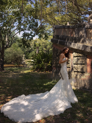 Luxurious Lace Mermaid Wedding Dress with Sweetheart Neckline and Court Train