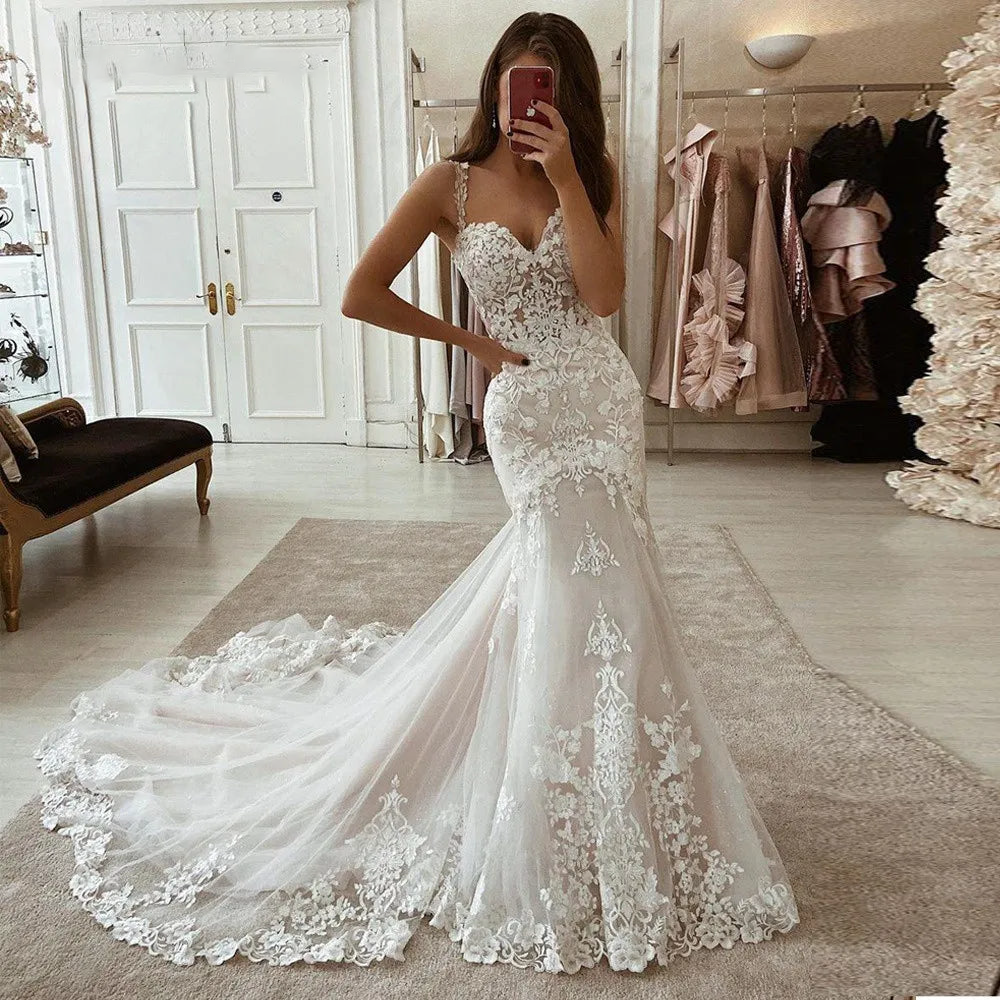 Vintage Ivory Mermaid Wedding Dress with Lace Appliques and Court Train