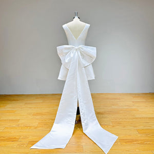 High Quality Satin Short Wedding Dress with Light Effect and Detachable Bow V-Neck