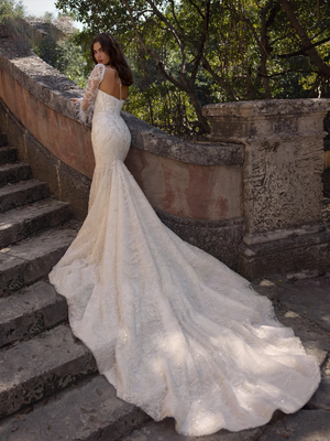 Luxurious Lace Mermaid Wedding Dress with Sweetheart Neckline and Court Train