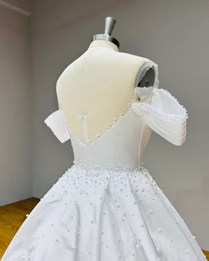 High Quality Satin Ball Gown Wedding Dress with Beading Pearls and Zipper Back