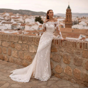 Chic Long Sleeve Boat Neck Princess Wedding Dress with Beautiful Appliques and Tulle Detailing