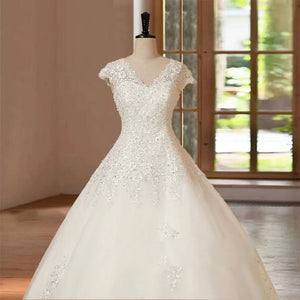 Customized Luxurious Appliqué Hand Beaded Wedding Dress with Elegant Detailing