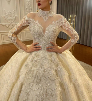 Customized Luxury Lace Wedding Dress for Mariage with Elegant Long Cape