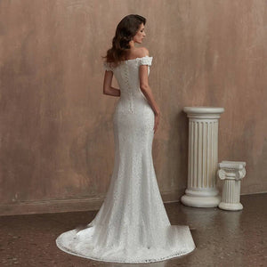 Elegant Mermaid Wedding Dress for Women Slim Fit Bridal Gown with Lace Appliqué