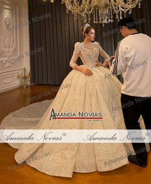 Customized Luxury Lace Wedding Dress for Mariage with Elegant Long Cape