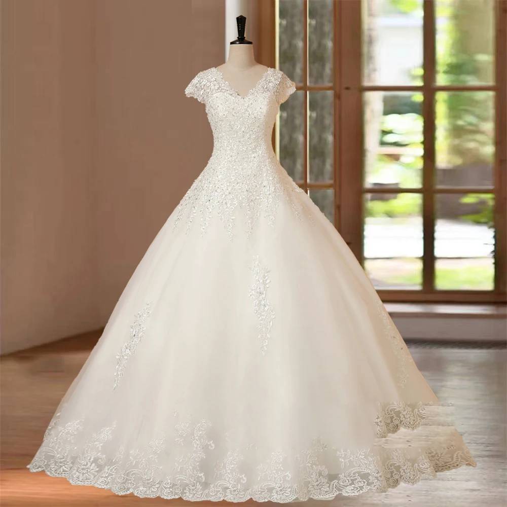 Customized Luxurious Appliqué Hand Beaded Wedding Dress with Elegant Detailing