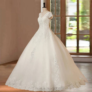 Customized Luxurious Appliqué Hand Beaded Wedding Dress with Elegant Detailing