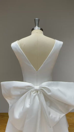 High Quality Satin Short Wedding Dress with Light Effect and Detachable Bow V-Neck