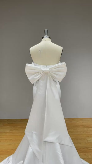 Light Effect Satin Mermaid Wedding Dress with Bow and Boat Neck Classic Bridal Gown