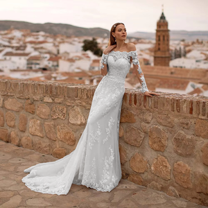 Chic Long Sleeve Boat Neck Princess Wedding Dress with Beautiful Appliques and Tulle Detailing